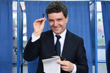 Tổng thống mới đắc cử Romania: 2 lần giành vàng Olympic toán danh giá