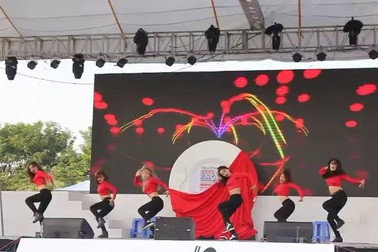 Mội đội thi đấu thể hiện màn vũ đạo đẹp mắt trong phần thi “Kpop Cover Dance Contest”