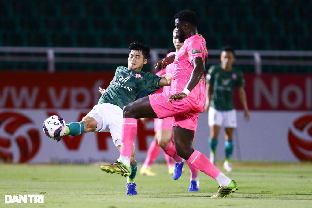 Lee Nguyễn chơi ấn tượng, CLB TPHCM đánh bại Sài Gòn FC - 4 Lee Nguyễn chơi ấn tượng, CLB TPHCM đánh bại Sài Gòn FC - 4