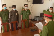 Mẹ "nhí" đi làm hộ khẩu cho con, bố lập tức bị bắt