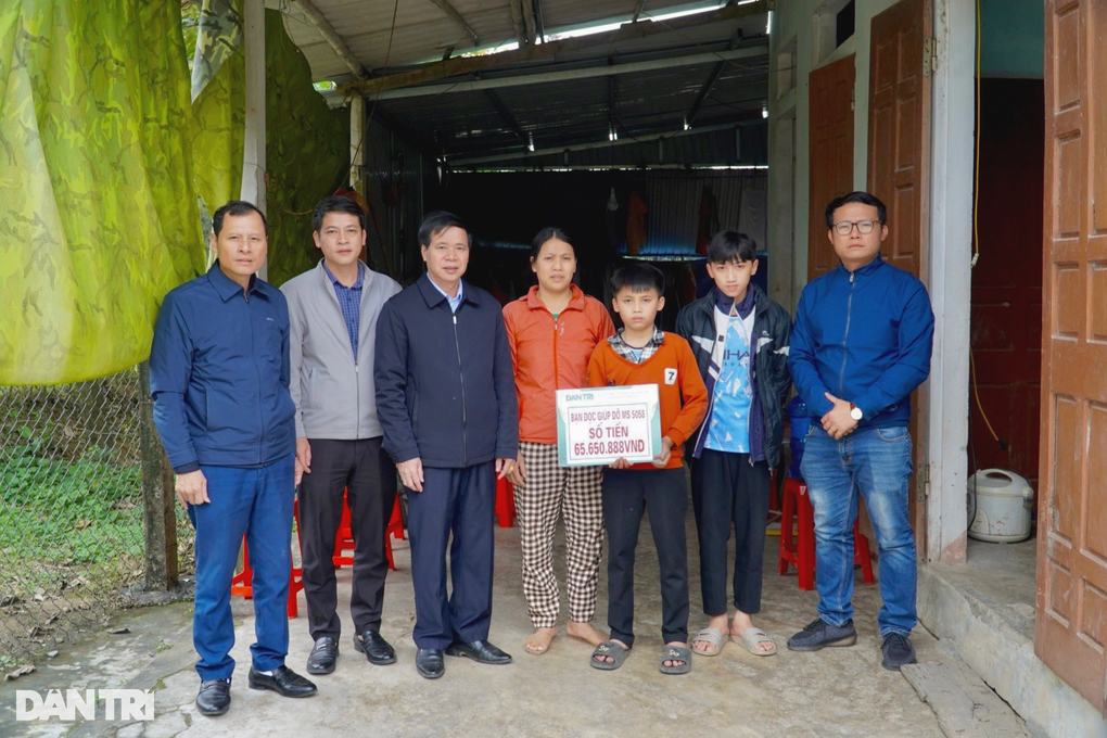 Hơn 220 triệu đồng đến với người mẹ u não, con 13 tuổi bị rắn độc cắn - 2 Hơn 220 triệu đồng đến với người mẹ u não, con 13 tuổi bị rắn độc cắn - 2