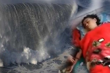 Người phụ nữ bất ngờ xuất hiện trên bờ sau hơn một năm bị sóng cuốn trôi