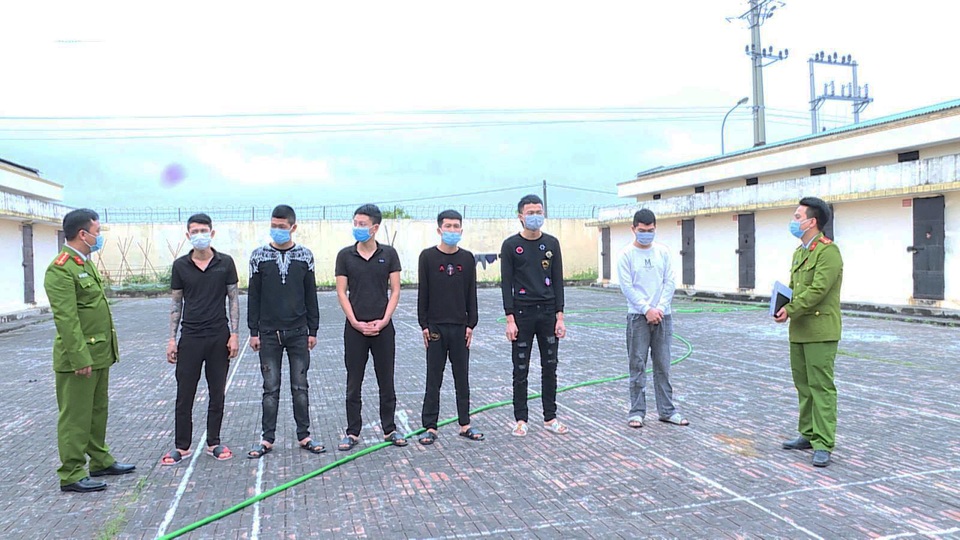 Khởi tố 11 đối tượng cầm dao phóng lợn hỗn chiến trên đê - 1 Khởi tố 11 đối tượng cầm dao phóng lợn hỗn chiến trên đê - 1