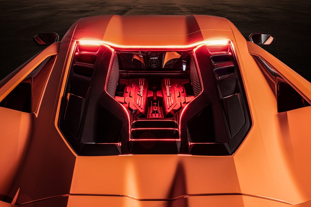 Revuelto LB744 đưa Lamborghini vào thế giới siêu xe trên 1.000 mã lực - 2 Revuelto LB744 đưa Lamborghini vào thế giới siêu xe trên 1.000 mã lực - 2