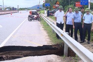 Quảng Ninh: Xuất hiện hố sụt lún trên quốc lộ 18A, giao thông ùn tắc