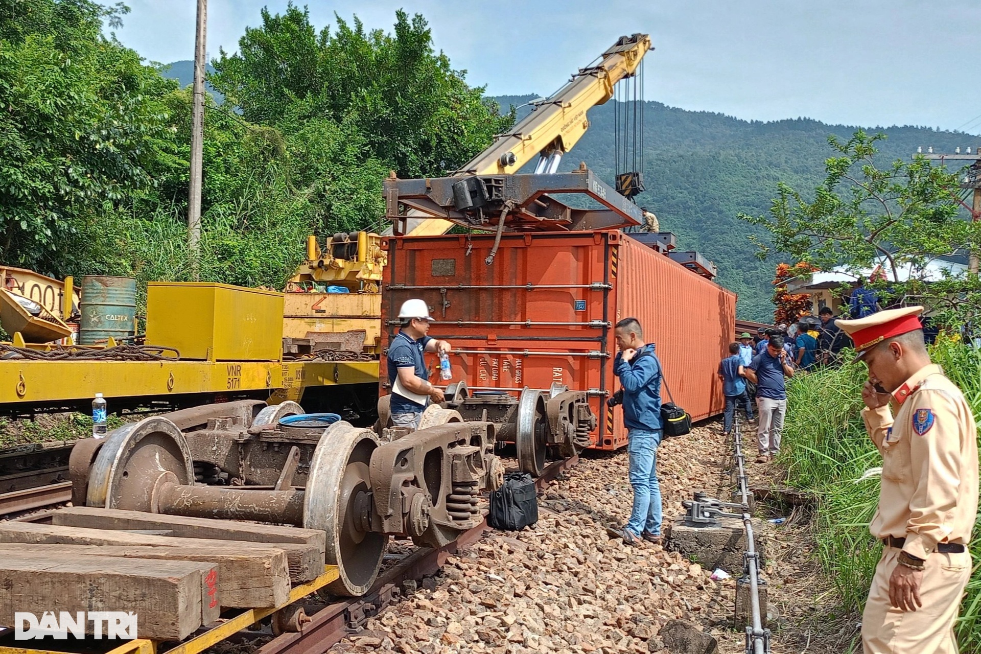 Hiện trường tàu trật bánh trên đèo Hải Vân - 2