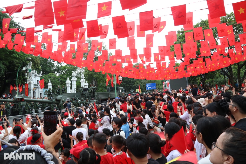 Cặp đôi cầu hôn khi đi xem diễu binh, chiến sĩ hô vang chúc mừng hạnh phúc - 5 Cặp đôi cầu hôn khi đi xem diễu binh, chiến sĩ hô vang chúc mừng hạnh phúc - 5