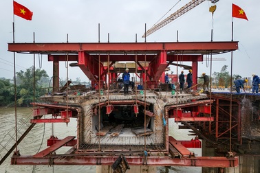 "Vượt rét" trên công trường cầu gần 275 tỷ đồng nối Đà Nẵng - Quảng Nam