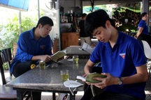 9X Đà thành mở cà phê sách, giúp hàng trăm bạn trẻ khó khăn