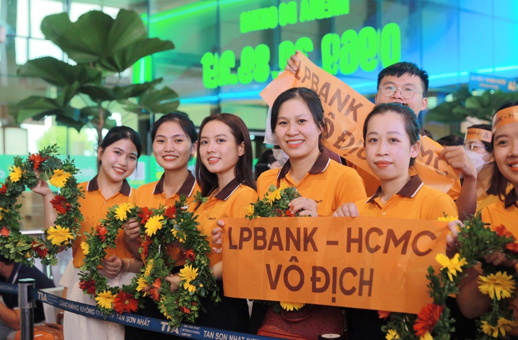Hàng trăm cổ động viên chào đón CLB bóng đá LPBank - HCMC trở về - 6 Hàng trăm cổ động viên chào đón CLB bóng đá LPBank - HCMC trở về - 6