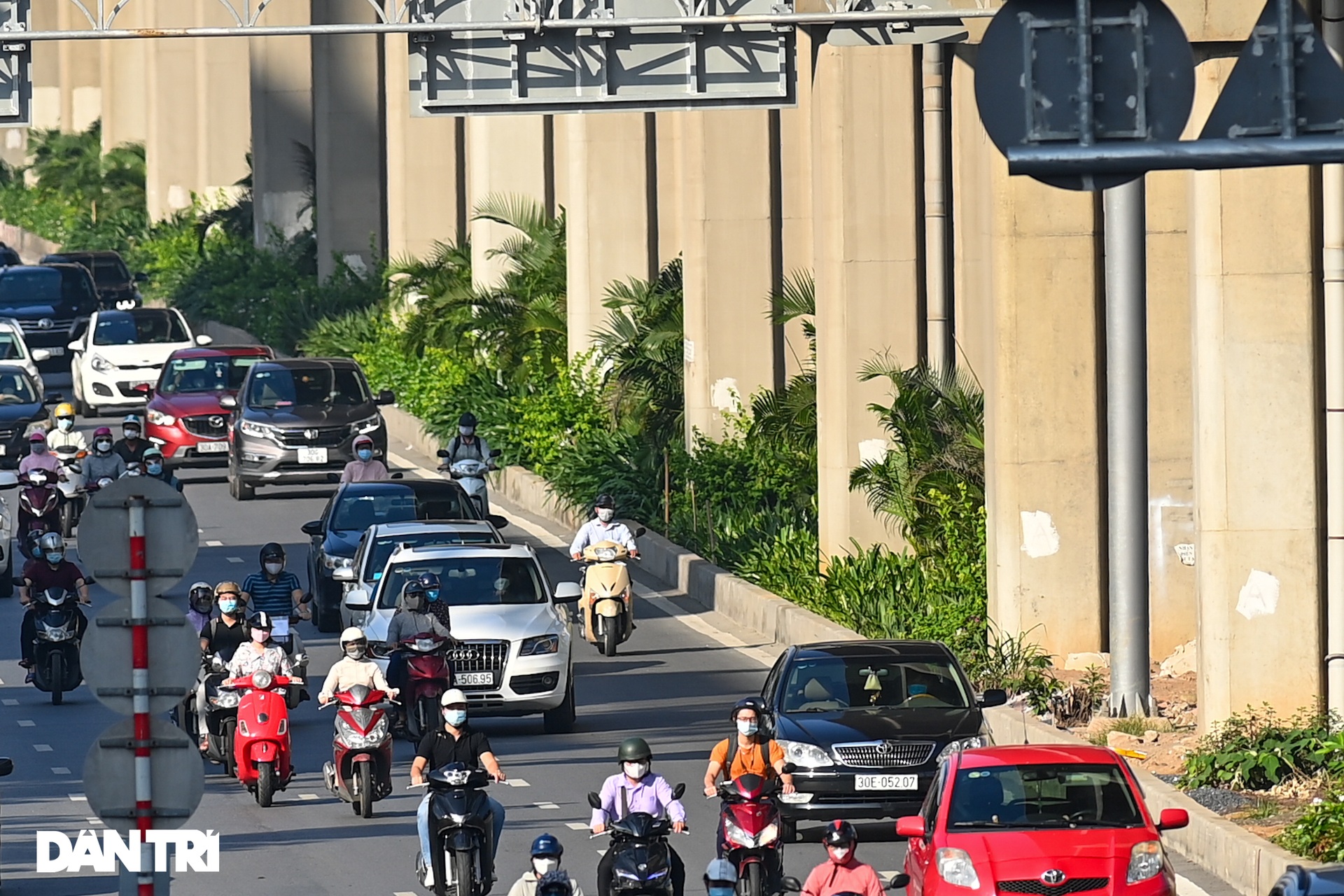 Hà Nội: Ùn tắc phương tiện ở chốt vùng đỏ, mở lại hàng quán tại vùng xanh - 18 Hà Nội: Ùn tắc phương tiện ở chốt vùng đỏ, mở lại hàng quán tại vùng xanh - 18