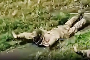 Ukraine lần đầu bắt giữ binh sĩ Nga bằng UAV và robot chiến đấu