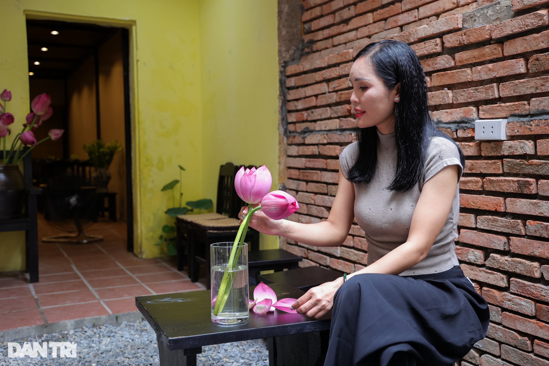 Hà Nội: Quán cà phê gợi ký ức làng quê với cổng làng, mái ngói và… gà gáy - 6 Hà Nội: Quán cà phê gợi ký ức làng quê với cổng làng, mái ngói và… gà gáy - 6