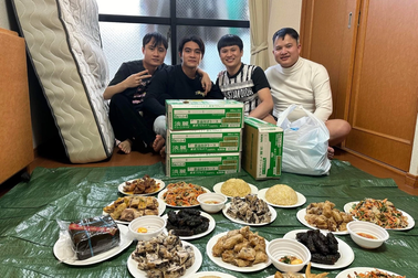 Lao động ở Nhật nấu bánh chưng để nhớ Tết quê