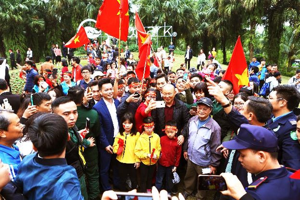 Cư dân Ecopark nồng nhiệt chào đón thầy trò HLV Park Hang Seo và thủ môn Đặng Văn Lâm - 5 Cư dân Ecopark nồng nhiệt chào đón thầy trò HLV Park Hang Seo và thủ môn Đặng Văn Lâm - 5