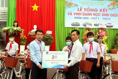 Công ty Vận chuyển Khí Đông Nam tặng 100 xe đạp cho học sinh hiếu học Vũng Tàu