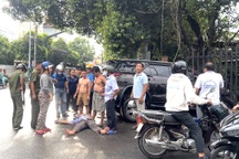 Ô tô 7 chỗ tông sập tường nhà dân ở Bình Dương, tài xế nói sảng