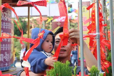 Lên chùa buộc dây ước nguyện, gửi gắm nhiều hi vọng trong năm mới