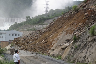 Sạt lở ta luy thủy điện Bản Vẽ