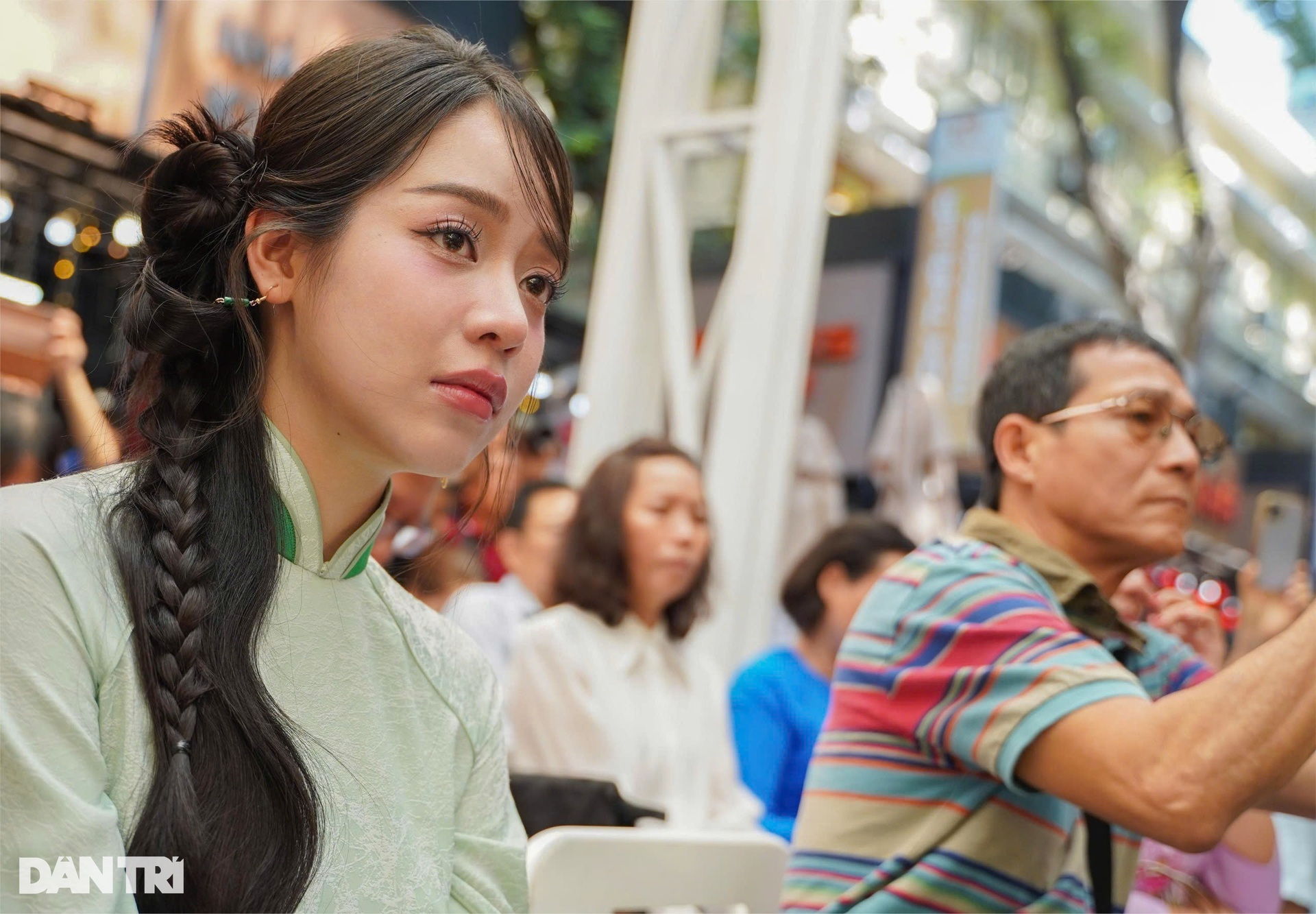 Hoa hậu Thanh Thủy bật khóc khi gặp người dân Làng Nủ ở TPHCM - 4 Hoa hậu Thanh Thủy bật khóc khi gặp người dân Làng Nủ ở TPHCM - 4