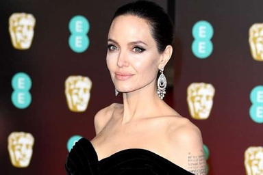 Angelina Jolie và Brad Pitt đều đang hò hẹn với người mới