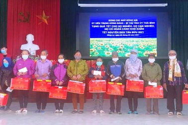 Bí thư tỉnh Thái Bình trao quà tết đến hộ nghèo