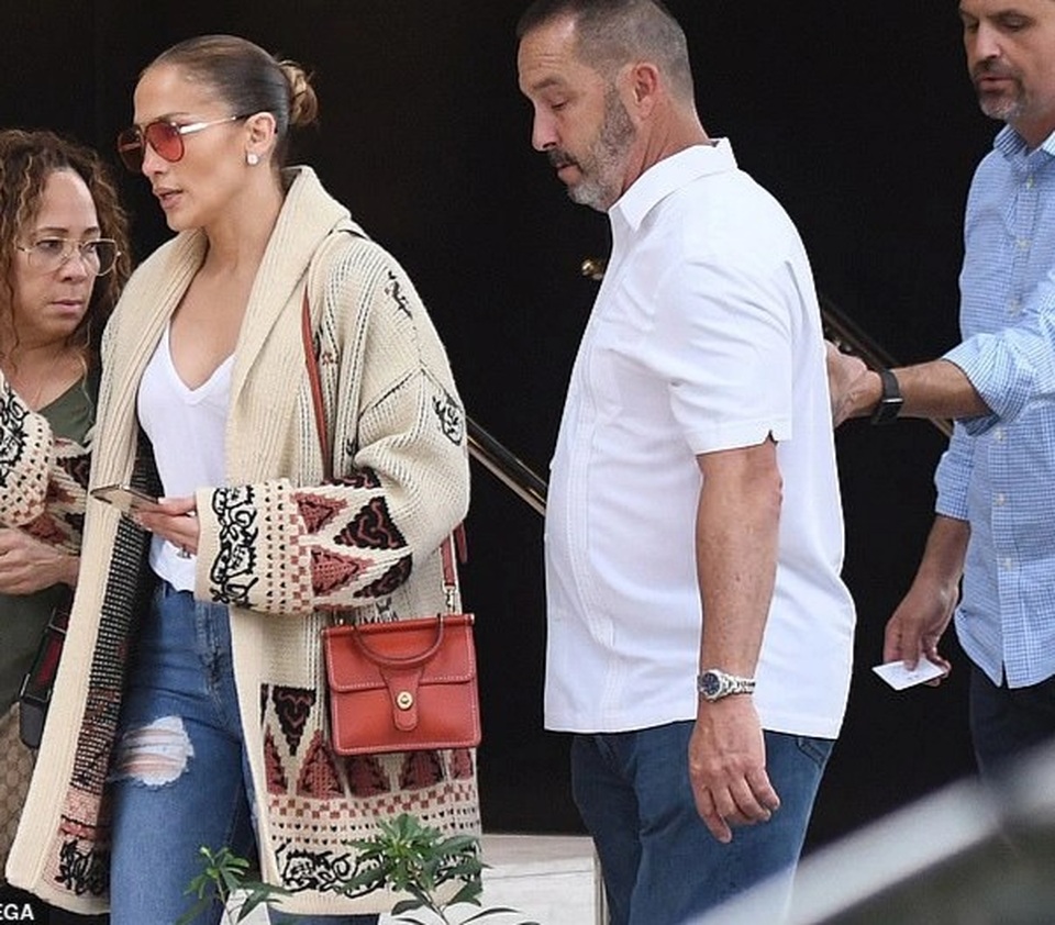 Jennifer Lopez sành điệu cùng bạn trai đi mua sắm - 2 Jennifer Lopez sành điệu cùng bạn trai đi mua sắm - 2