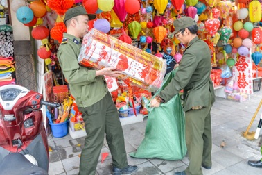 Giành vỉa hè ở Hà Nội, công an đi phía trước dân lấn chiếm đằng sau