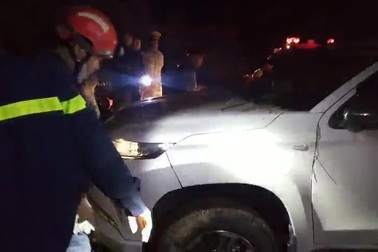 Ô tô bán tải lao xuống vực ở núi Sơn Trà, 2 người thoát nạn