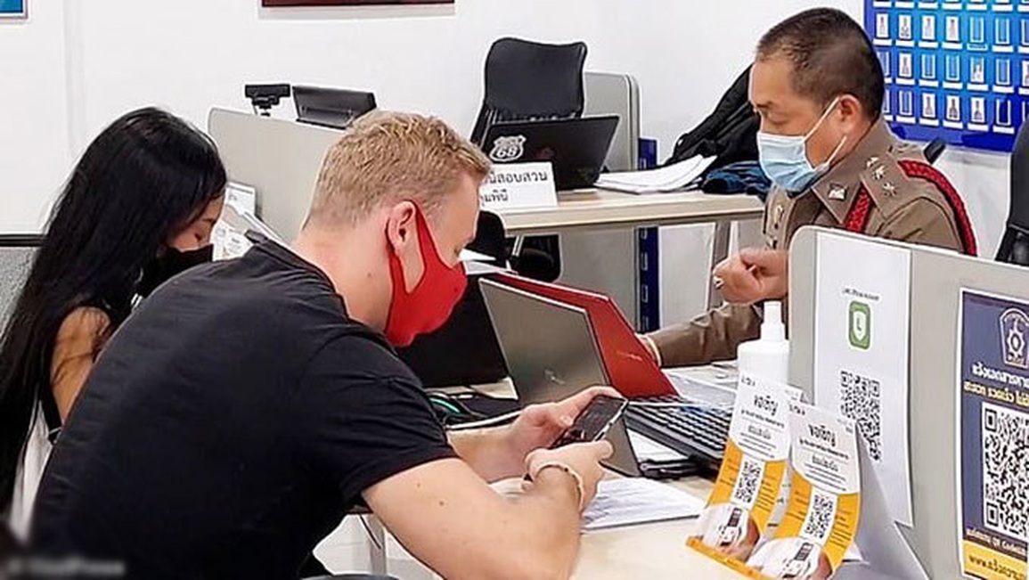 Nữ đạo chích vờ ôm du khách thân mật rồi thó mất dây chuyền vàng - 3 Nữ đạo chích vờ ôm du khách thân mật rồi thó mất dây chuyền vàng - 3