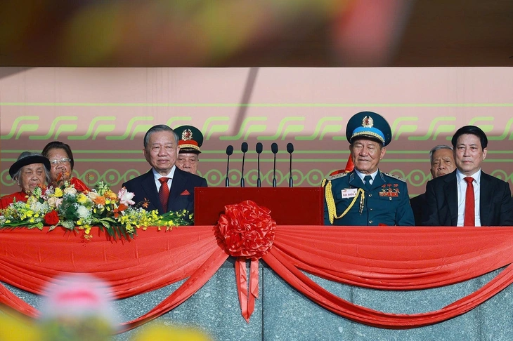 Chia sẻ của cụ bà ngồi cạnh Tổng Bí thư Tô Lâm xem diễu binh 2/9 - 2 Chia sẻ của cụ bà ngồi cạnh Tổng Bí thư Tô Lâm xem diễu binh 2/9 - 2