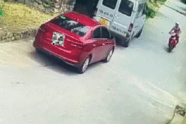 Người đàn ông bị khởi tố vì lao xe máy vào ô tô đỗ bên đường