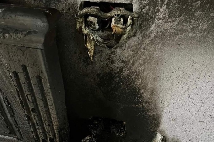 Nguyên nhân sơ bộ vụ cháy là do chập điện tại sạc điện thoại.