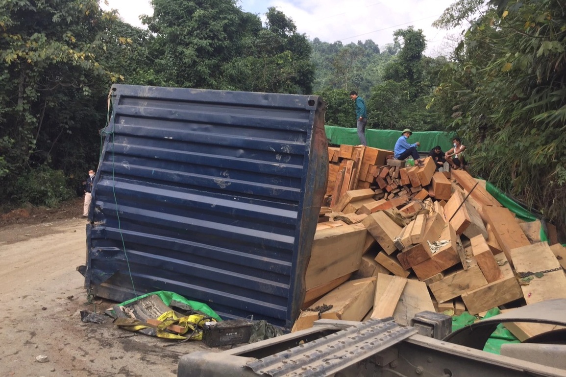Xe chở gỗ gặp nạn, đường lên cửa khẩu kẹt cứng gần một ngày - 1 Xe chở gỗ gặp nạn, đường lên cửa khẩu kẹt cứng gần một ngày - 1