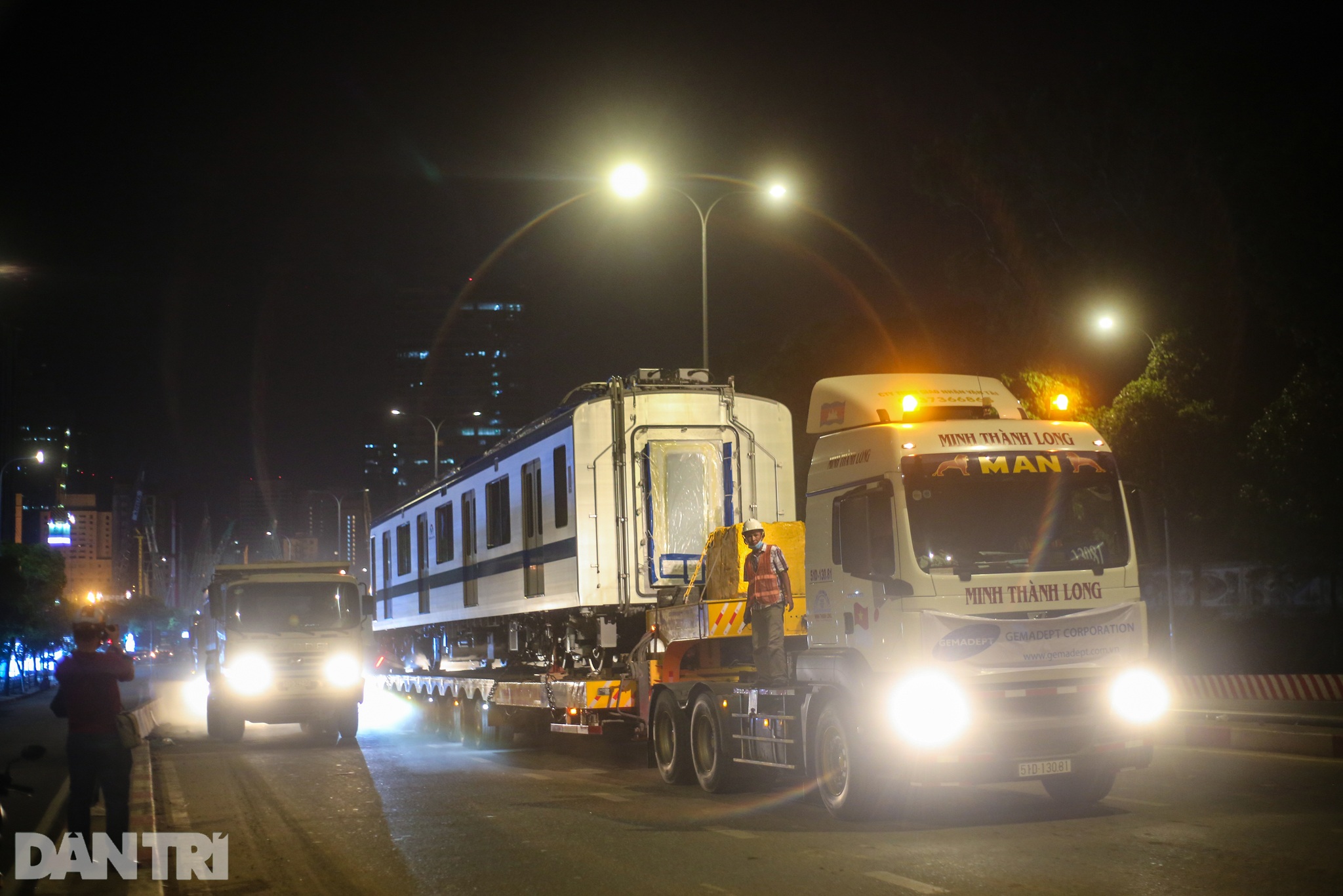 Xe siêu trọng xuyên đêm vận chuyển 3 toa tàu Metro số 1 về Depot Long Bình - 10