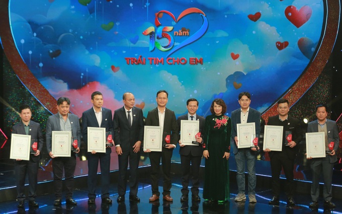 Lãnh đạo Bộ Y tế, Quỹ Tấm lòng Việt tôn vinh đại diện các bác sĩ, bệnh viện, trung y tế đã đồng hành cùng Trái tim cho em trong 15 năm qua.