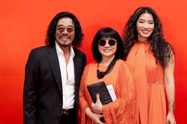 Gia đình Cẩm Vân, Khắc Triệu và con gái Cece Trương hát về chủ đề "Mẹ"