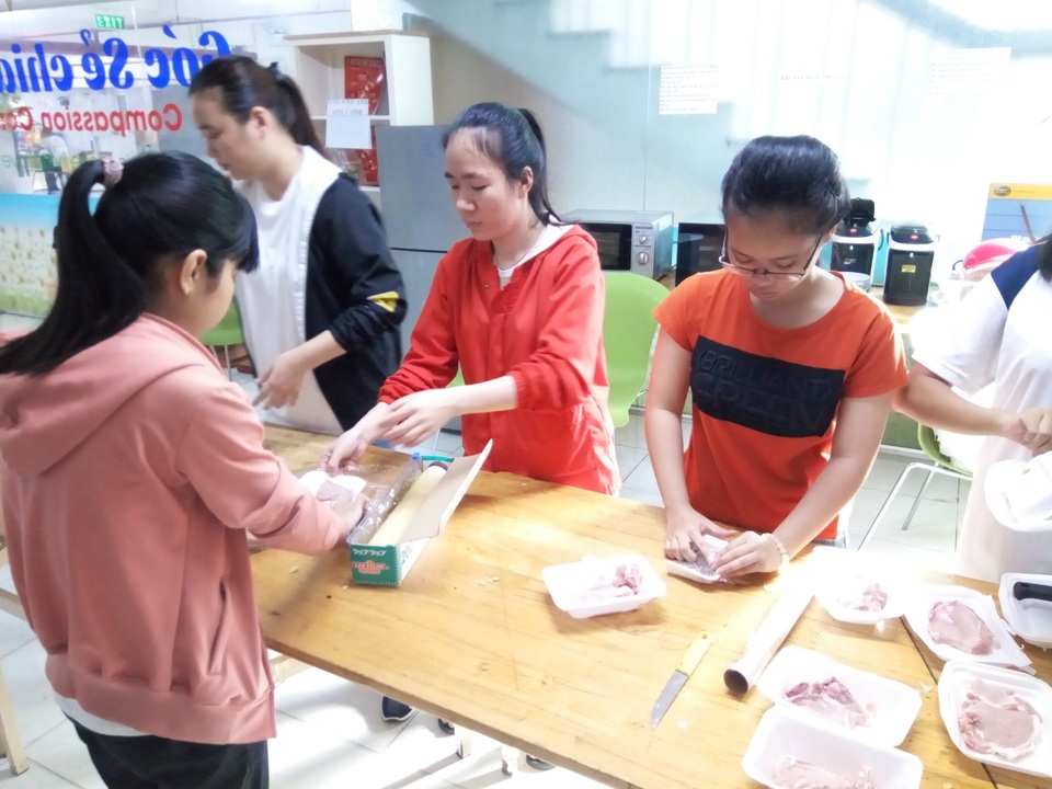 Ấm lòng ở “khu chợ 0 đồng” cho sinh viên - 2