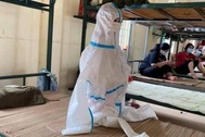 Xót xa hình ảnh các bé mặc đồ bảo hộ kín mít trong khu cách ly