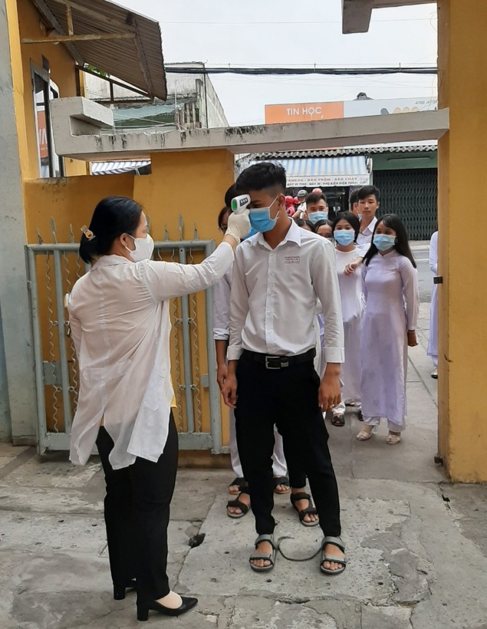 Nhiều tỉnh miền Tây cho học sinh khối 9 và 12 đi học trở lại vào ngày 27/4 - 1