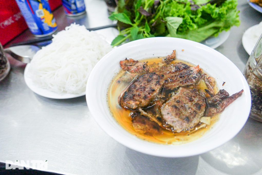 Vụ bún chả 35.000 đồng: Ở đây chúng tôi bán thế thì hôm sau đóng cửa - 3 Vụ bún chả 35.000 đồng: Ở đây chúng tôi bán thế thì hôm sau đóng cửa - 3