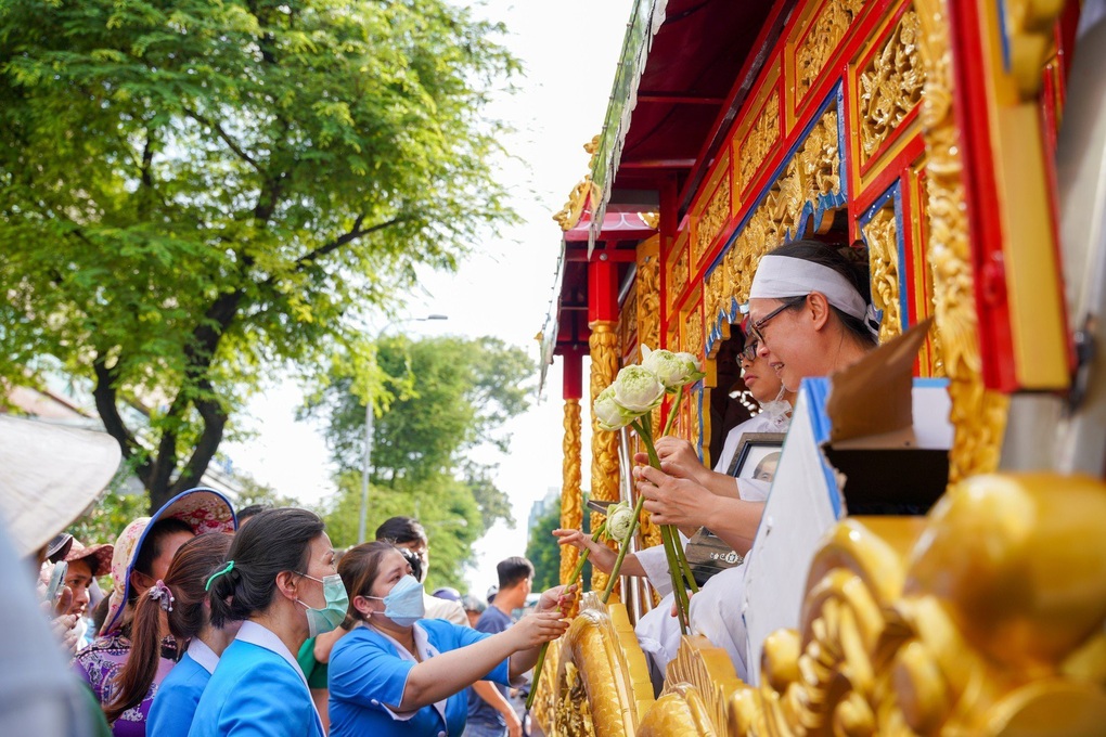 Y bác sĩ, bệnh nhân xếp hàng dài đưa tiễn trưởng khoa qua đời vì đuối nước - 3 Y bác sĩ, bệnh nhân xếp hàng dài đưa tiễn trưởng khoa qua đời vì đuối nước - 3