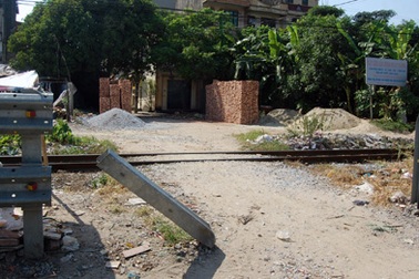 Hà Nội: Ngang nhiên phá rào chắn đường sắt để mở đường ngang