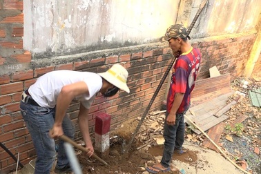 Bị Bí thư Thăng phê là “vô cảm”, Sở Tài nguyên cho dỡ cột mốc giữa nhà dân