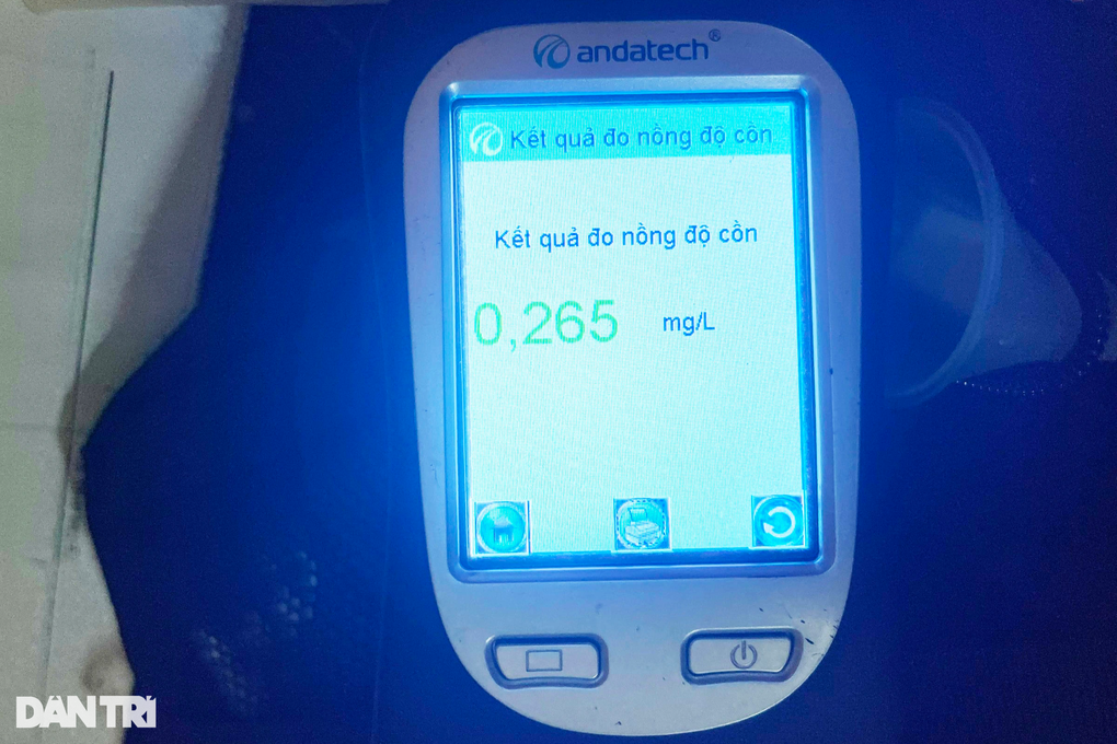 Mang 2 bình khí cười đi giao cho khách, nam thanh niên gặp ngay chốt 141 - 5 Mang 2 bình khí cười đi giao cho khách, nam thanh niên gặp ngay chốt 141 - 5