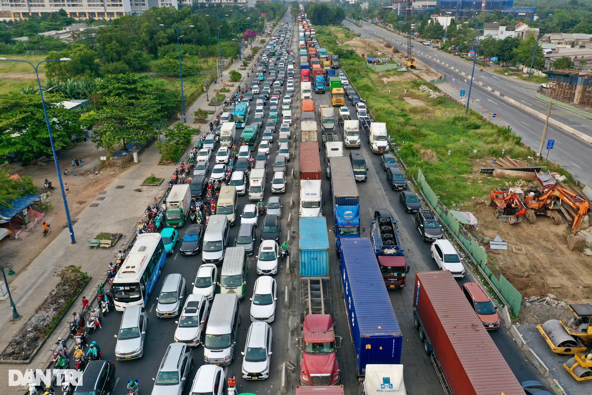 Cửa ngõ TPHCM, sân bay Tân Sơn Nhất kẹt cứng khi người dân về quê nghỉ Tết - 1