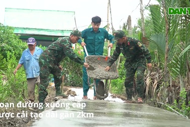 Bộ đội giúp dân làm đường ở TPHCM