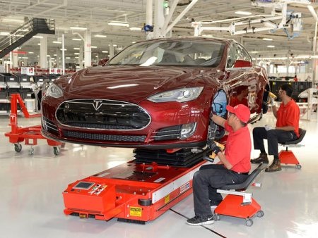 Tham quan nhà máy lắp ráp xe thể thao chạy điện Tesla