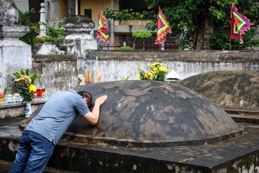 Người dân TPHCM đội mưa dâng hương Lễ giỗ Đức tả quân Lê Văn Duyệt