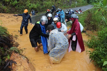 Đường Nha Trang - Đà Lạt tê liệt: “Chưa biết khi nào sẽ thông tuyến”